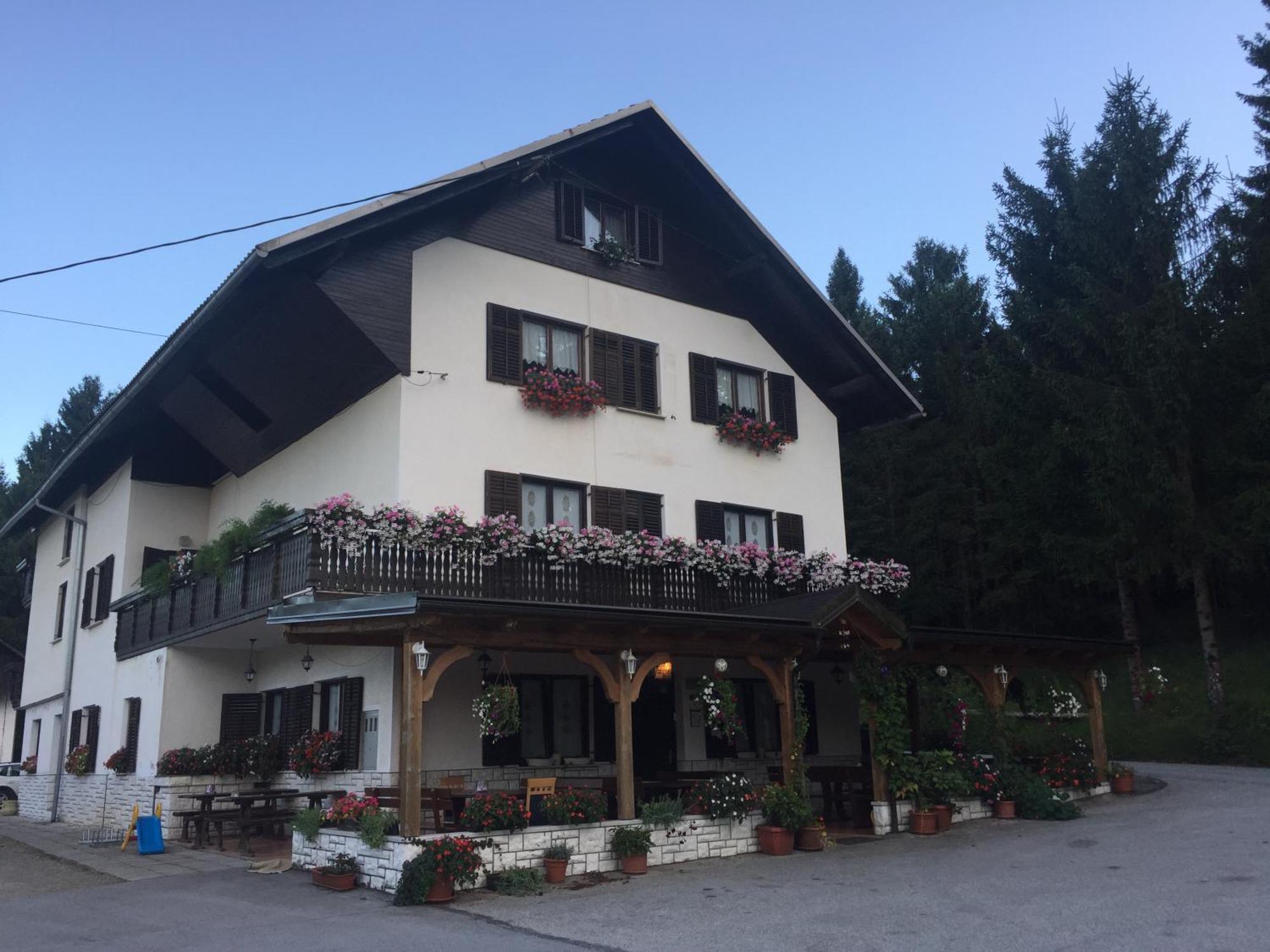 Guest House Kmecki Hram Fortuna Idrija Ruang foto