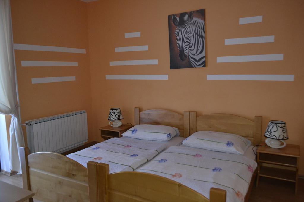 Guest House Kmecki Hram Fortuna Idrija Ruang foto