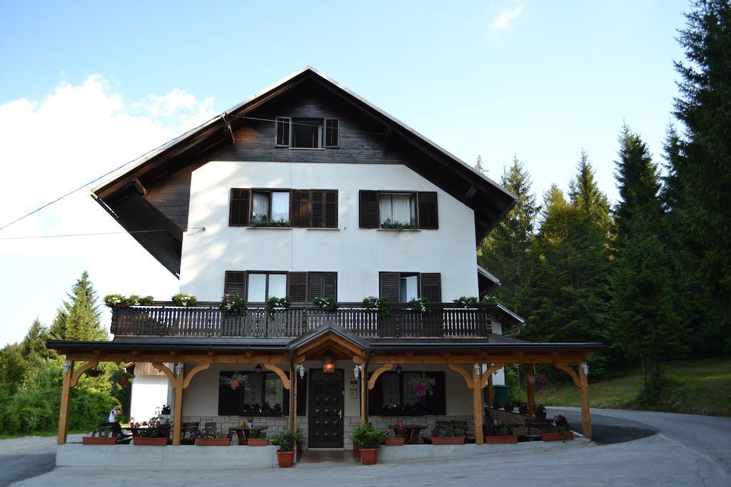 Guest House Kmecki Hram Fortuna Idrija Ruang foto